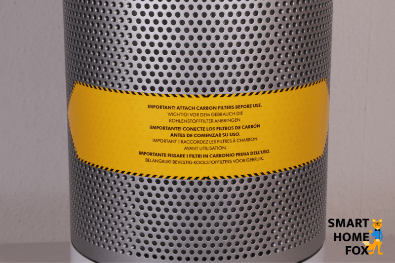 Ein Hinweiszettel informiert Dich darüber, dass die Aktivkohlefilter des Dyson Pure Hot and Cool Luftreinigers eingesetzt werden müssen.